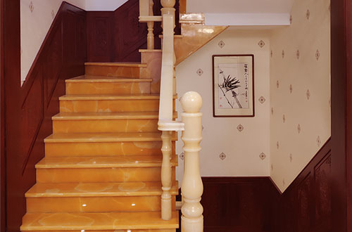 茅箭中式别墅室内汉白玉石楼梯的定制安装装饰效果